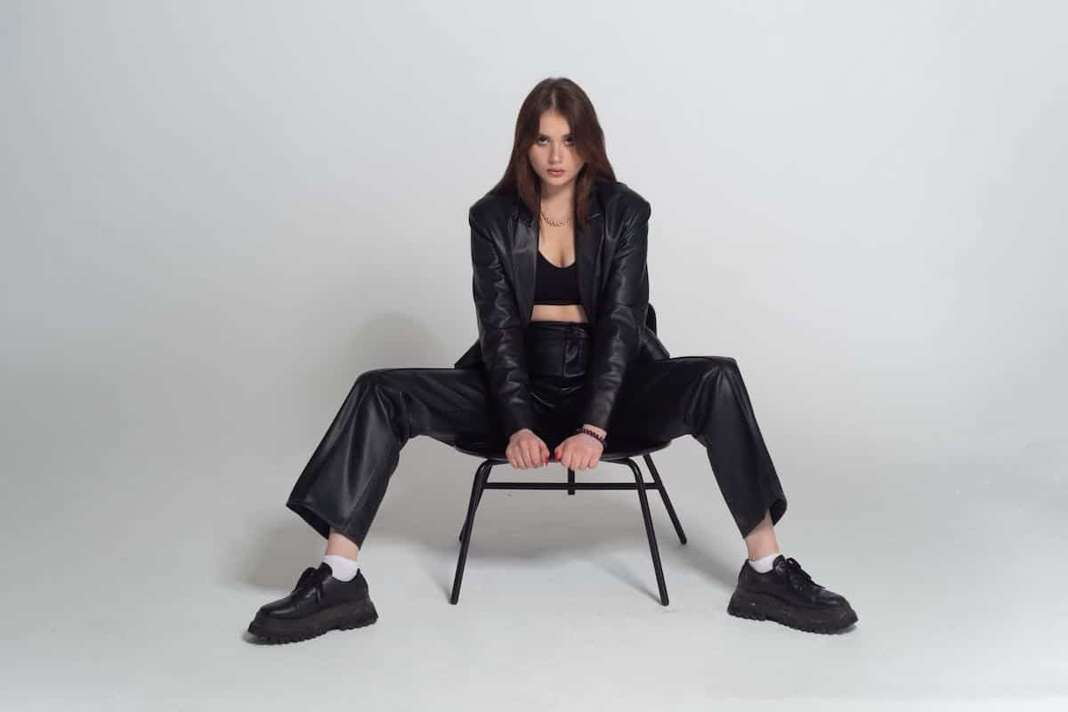 jupe longue  baskets noires