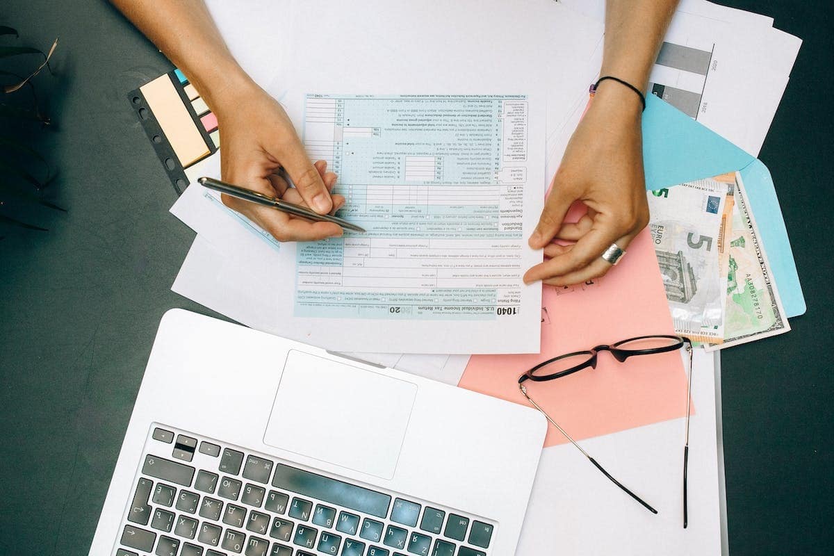 Gestion fiscale des vacances-travail à l’étranger : implications et stratégies