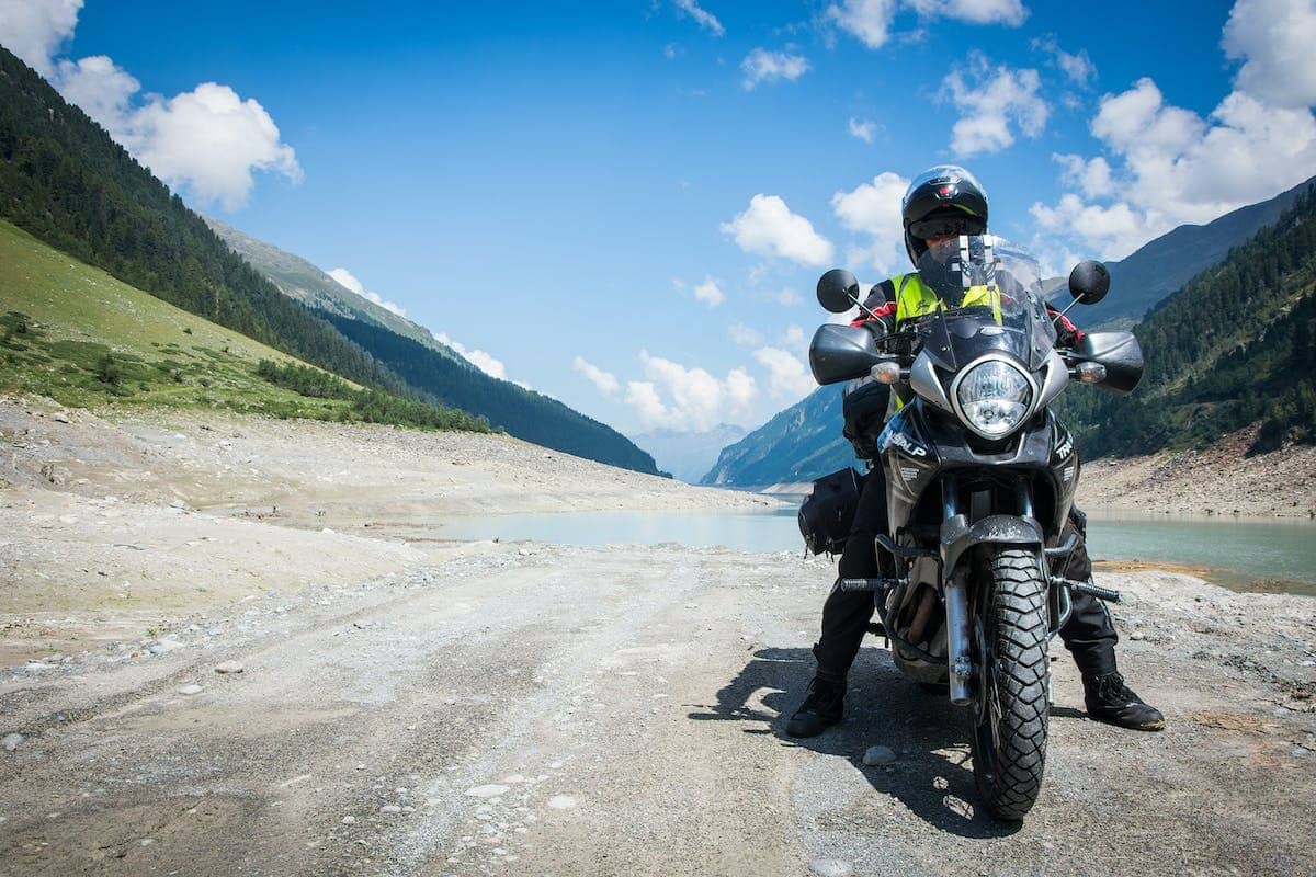 Parcours exceptionnels à moto : astuces pour une expérience de voyage mémorable en mode chic