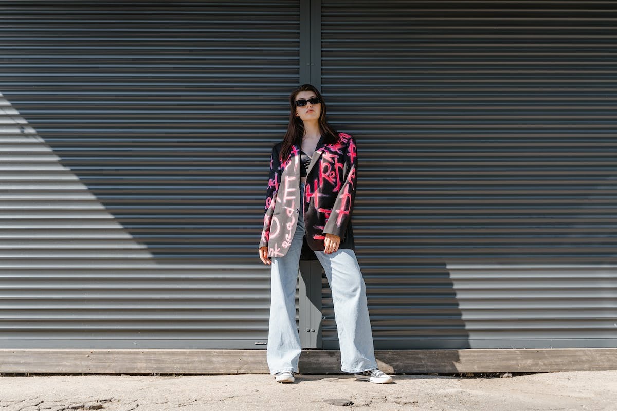 Revitalisez votre garde-robe : astuces exclusives pour customiser vos vêtements préférés