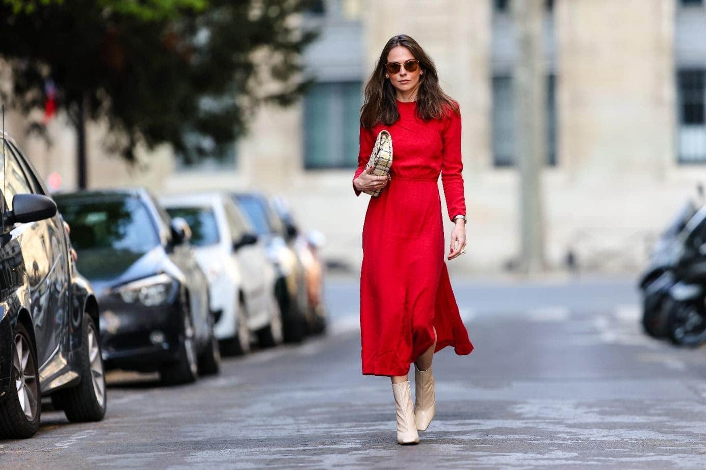 Porter une robe rouge en hiver : comment s’y prendre